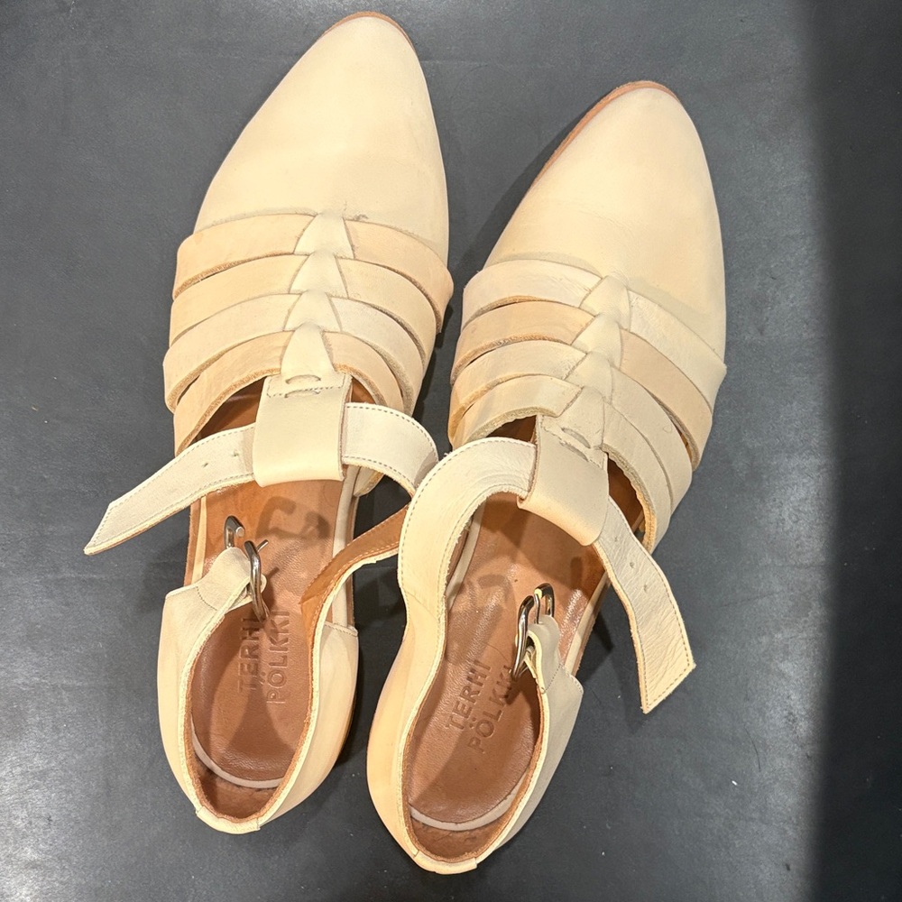 EUC Terhi Polkki soft leather cream pointed toe sandals